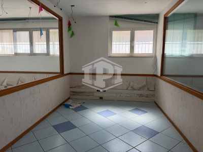 Ampio immobile adatto a vari usi in Parco San Poalo, Napoli (NA)