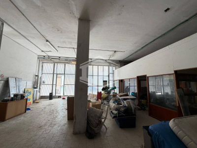 Ampio immobile adatto a vari usi in Parco San Poalo, Napoli (NA)