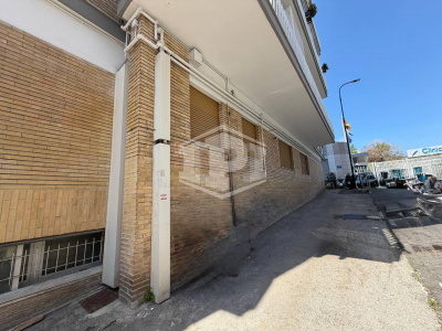 Ampio immobile adatto a vari usi in Parco San Poalo, Napoli (NA)