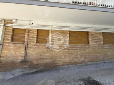 Ampio immobile adatto a vari usi in Parco San Poalo, Napoli (NA)