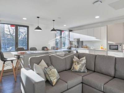 Ampio immobile adatto a vari usi in Parco San Poalo, Napoli (NA)