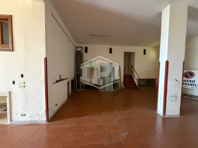 Ampio Locale Deposito in Via Pisciarelli, Pozzuoli (NA)