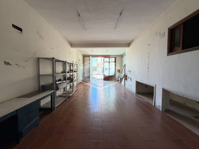 Ampio Locale Deposito in Via Pisciarelli, Pozzuoli (NA)