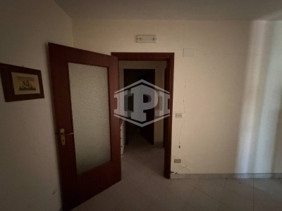 Ampio Locale Deposito in Via Pisciarelli, Pozzuoli (NA)