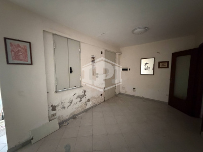 Ampio Locale Deposito in Via Pisciarelli, Pozzuoli (NA)