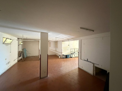 Ampio Locale Deposito in Via Pisciarelli, Pozzuoli (NA)
