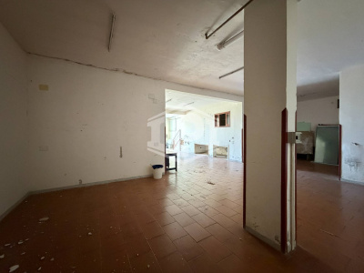 Ampio Locale Deposito in Via Pisciarelli, Pozzuoli (NA)
