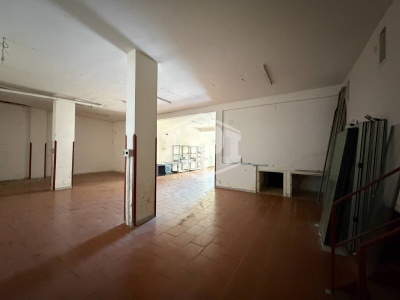 Ampio Locale Deposito in Via Pisciarelli, Pozzuoli (NA)