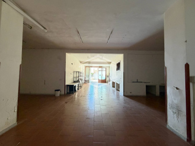 Ampio Locale Deposito in Via Pisciarelli, Pozzuoli (NA)