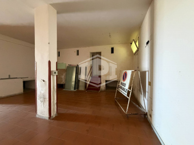 Ampio Locale Deposito in Via Pisciarelli, Pozzuoli (NA)