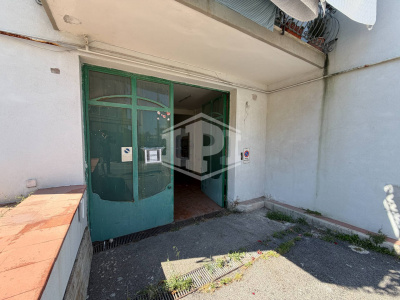 Ampio Locale Deposito in Via Pisciarelli, Pozzuoli (NA)