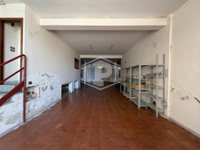 Ampio Locale Deposito in Via Pisciarelli, Pozzuoli (NA)