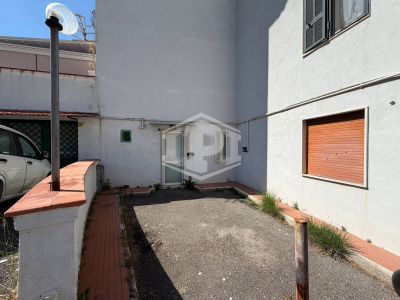 Ampio Locale Deposito in Via Pisciarelli, Pozzuoli (NA)