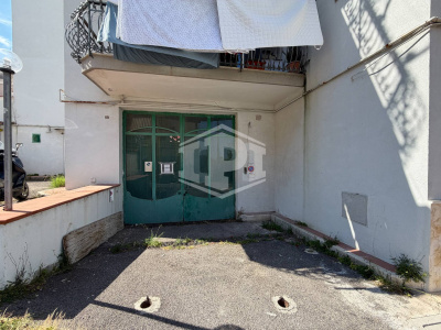 Ampio Locale Deposito in Via Pisciarelli, Pozzuoli (NA)