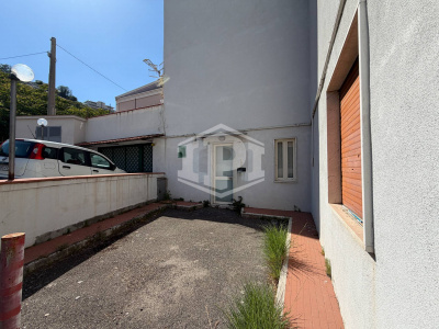 Ampio Locale Deposito in Via Pisciarelli, Pozzuoli (NA)