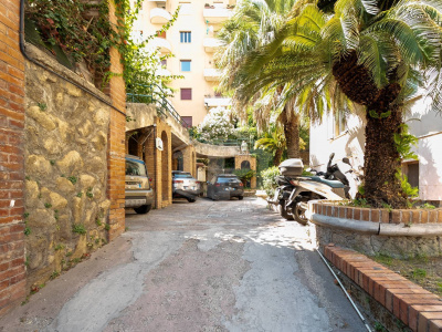 7 vani in Via A. Falcone 332, Napoli (NA)