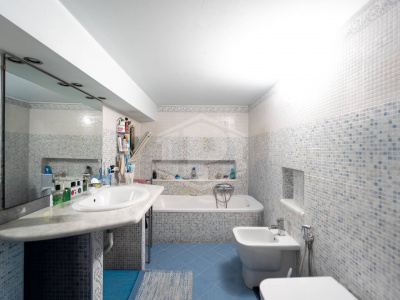 5 Vani in Via S. Caterina da Siena 73 , Napoli (NA)