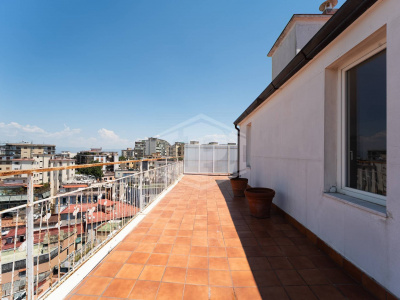 Trilocale con Terrazzo in Via M. Kerbaker 86, Napoli (NA)