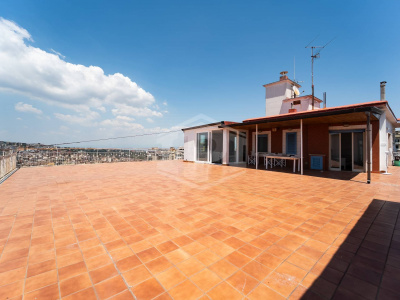 Trilocale con Terrazzo in Via M. Kerbaker 86, Napoli (NA)