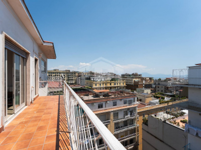 Trilocale con Terrazzo in Via M. Kerbaker 86, Napoli (NA)