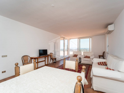 Trilocale con Terrazzo in Via M. Kerbaker 86, Napoli (NA)