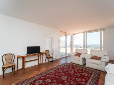 Trilocale con Terrazzo in Via M. Kerbaker 86, Napoli (NA)
