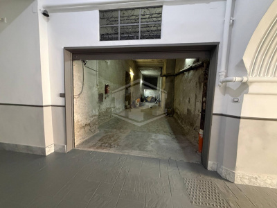 Ampio Locale Uso Garage in Via T. Tasso 169, Napoli (Na)