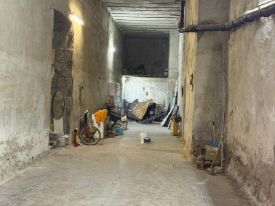 Ampio Locale Uso Garage in Via T. Tasso 169, Napoli (Na)
