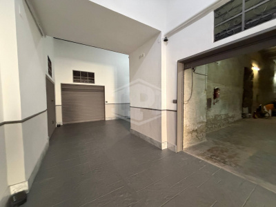 Ampio Locale Uso Garage in Via T. Tasso 169, Napoli (Na)