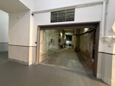 Ampio Locale Uso Garage in Via T. Tasso 169, Napoli (Na)