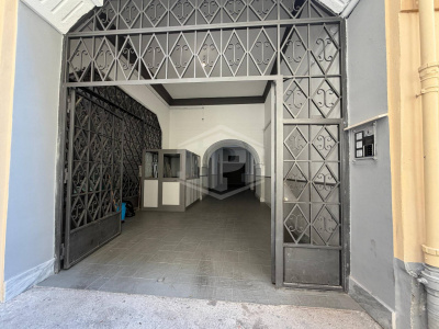 Ampio Locale Uso Garage in Via T. Tasso 169, Napoli (Na)