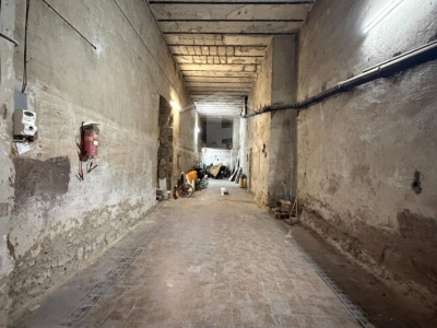 Ampio Locale Uso Garage in Via T. Tasso 169, Napoli (Na)