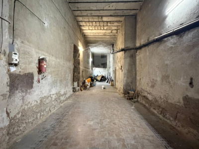 Ampio Locale Uso Garage in Via T. Tasso 169, Napoli (Na)