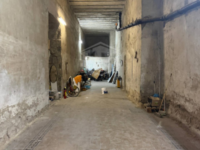 Ampio Locale Uso Garage in Via T. Tasso 169, Napoli (Na)