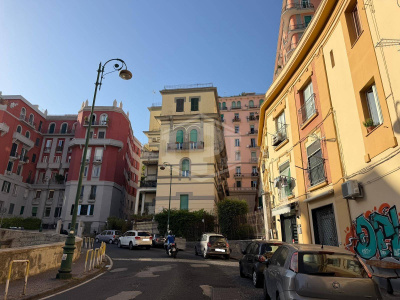 Ampio Locale Uso Garage in Via T. Tasso 169, Napoli (Na)