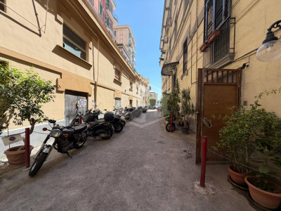 Ampio Locale Uso Garage in Via T. Tasso 169, Napoli (Na)