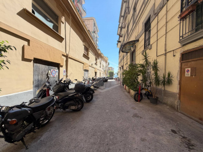Ampio Locale Uso Garage in Via T. Tasso 169, Napoli (Na)