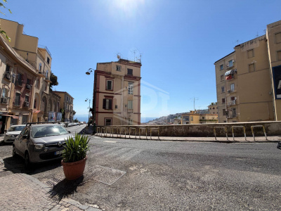 Ampio Locale Uso Garage in Via T. Tasso 169, Napoli (Na)