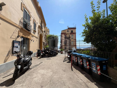 Ampio Locale Uso Garage in Via T. Tasso 169, Napoli (Na)