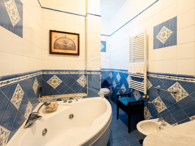 6 Vani in Via S. Teresa degli Scalzi 162 in Napoli (NA)