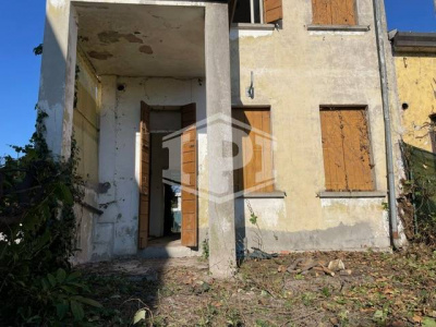 Casa indipendente accostata zona centrale di Mejaniga