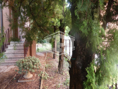 Appartamento di 180 mq  con giardino privato