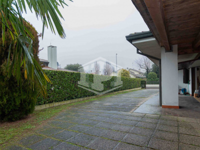 Stra - porzione di bifamiliare con giadino