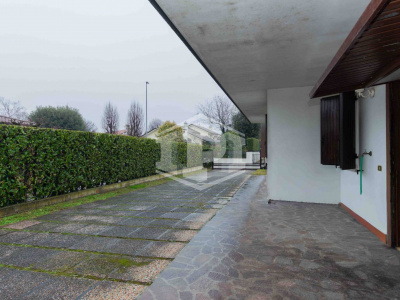 Stra - porzione di bifamiliare con giadino