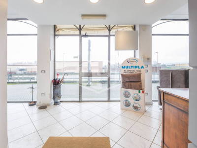 Capannone  e locale commerciale, Strada Serravalle, Novi Ligure (AL)