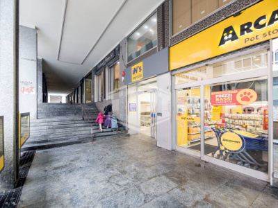 Locale commerciale, Largo XII Ottobre, Genova, Ge