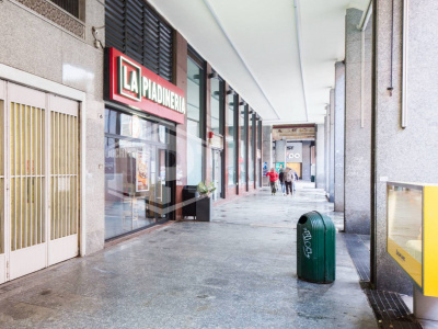 Locale commerciale, Largo XII Ottobre, Genova, Ge