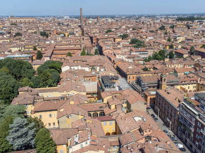 Bilocale con travi in legno in Strada Maggiore, Bologna (BO)