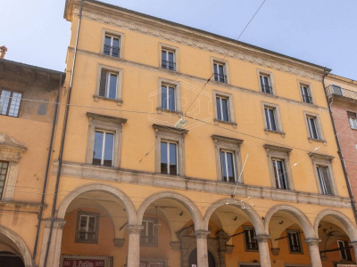 Bilocale con travi in legno in Strada Maggiore, Bologna (BO)