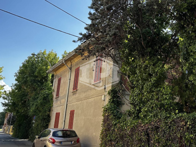 Complesso immobiliare residenziale con corte e posti auto in centro ad Anzola dell'Emilia, (BO)